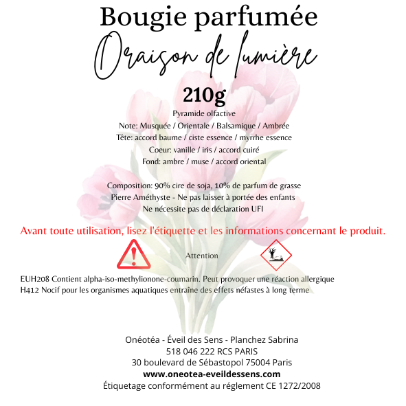 Étiquette de la bougie parfumée 'Oraison de Lumière' par Onéotéa, détaillant sa pyramide olfactive musquée et orientale, accompagnée de mises en garde et conseils d'utilisation.