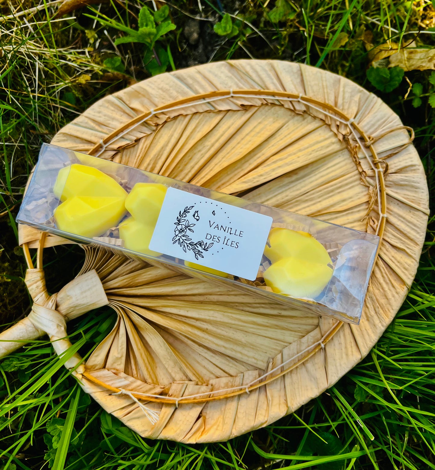Vue d'un paquet de fondants parfumés "Vanille des îles" de la marque Onéotéa - Éveil des Sens, contenant des fondants en forme de cœur. À base de parfum de Grasse, ces fondants parfumés évoquent des arômes gourmands de vanille des îles.