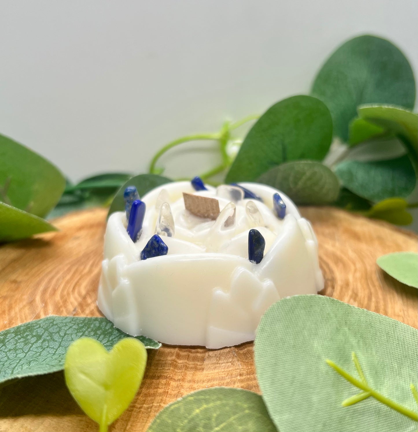 Bougie parfumée Mandala Cristal de Roche & Lapis Lazuli - Musc Blanc d'Onéotéa, ornée de cristaux de lapis lazuli et cristal de roche sur un fond bois, promouvant le bien-être et l'harmonie.