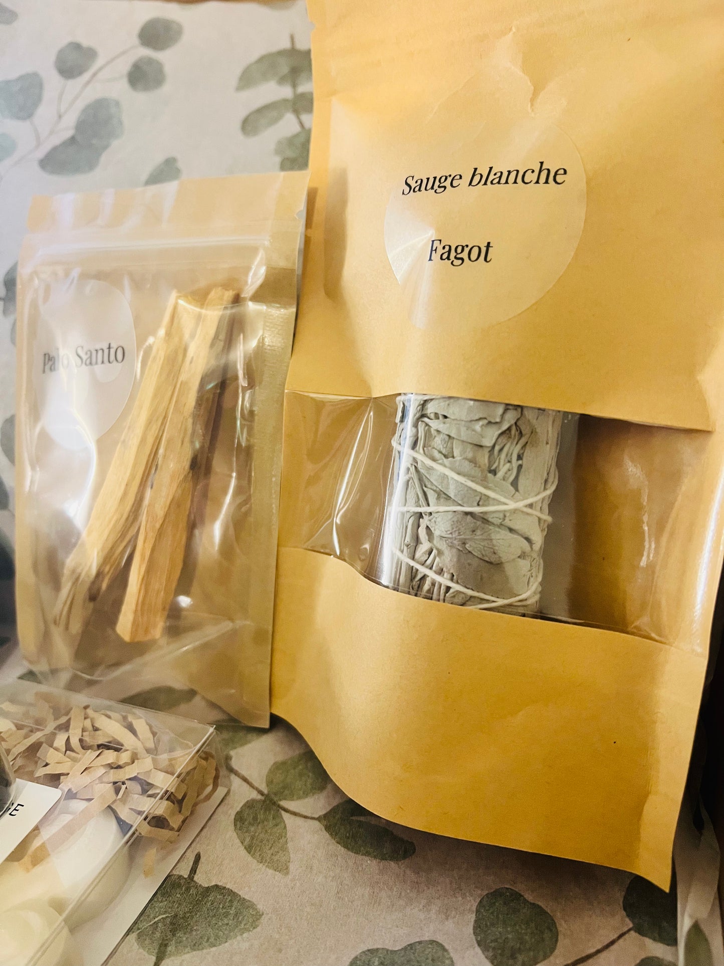Présentation d'Onéotéa Box Purification Énergétique, mettant en avant les ingrédients sacrés et purifiants comme la Sauge blanche.