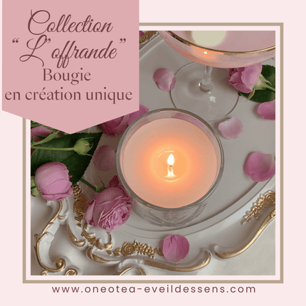 Bougie de la collection 'L'offrande', posée créant une ambiance chaleureuse et sacrée.
