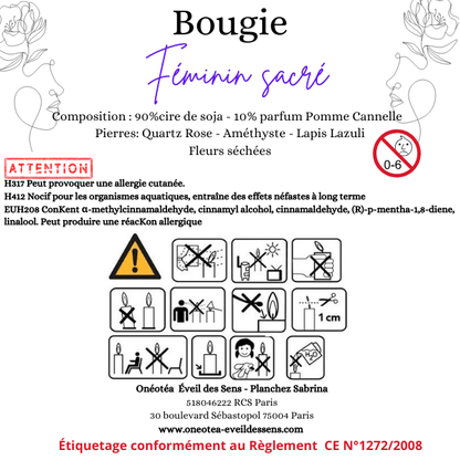 Étiquette informative de la bougie 'Féminin sacré', indiquant les ingrédients naturels et les précautions d'utilisation. Graphisme élégant avec des instructions claires et un design soigné.