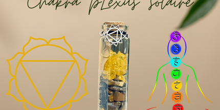 Fiole en verre avec pierres jaunes et herbes pour le Chakra Plexus Solaire, symbole de puissance et estime de soi.