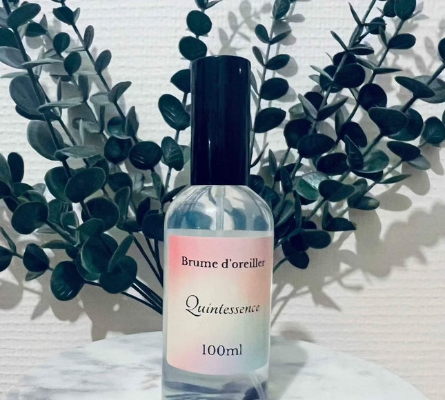 Brume d’Oreiller Fleur d’Oranger en flacon transparent de 100 ml, étiquette pastel rose et bleu et bouchon noir