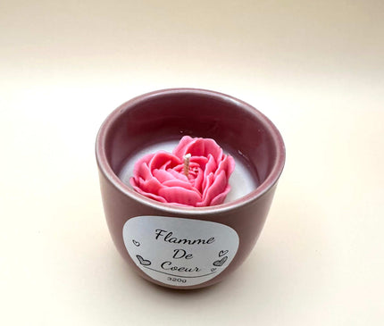 Bougie parfumée Flamme de Cœur en cire de soja avec musc blanc, rose et fleur de pommier dans un contenant en céramique réutilisable