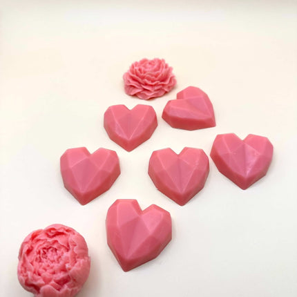 Fondants Rose & Fleur de Pommier en cire rose, moulés en cœurs facettés et fleurs aux détails sculptés