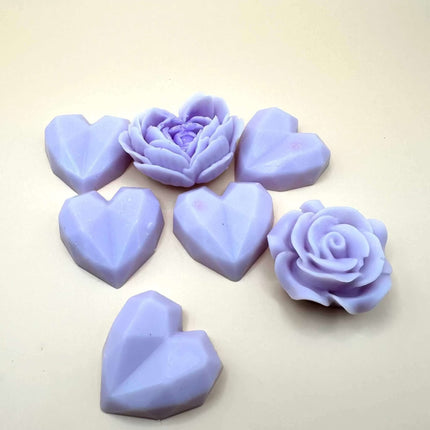 Fondant Parfumé Lilas en cire violette, composé de cœurs facettés et de roses sculptées aux détails délicats.