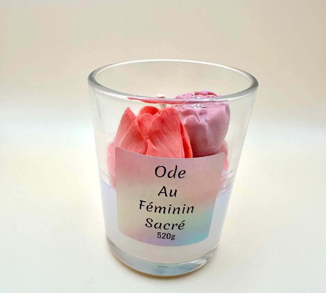 Bougie Ode au Féminin Sacré parfumée à la rose pour rituel féminin sacré