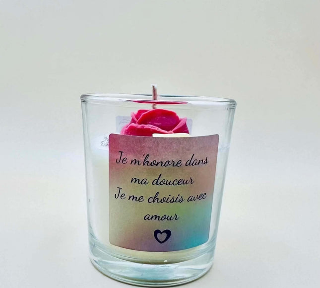 Bougie Fleur de l'Âme dans un verre transparent, avec cire rose vif et étiquette irisée portant un mantra d’amour.