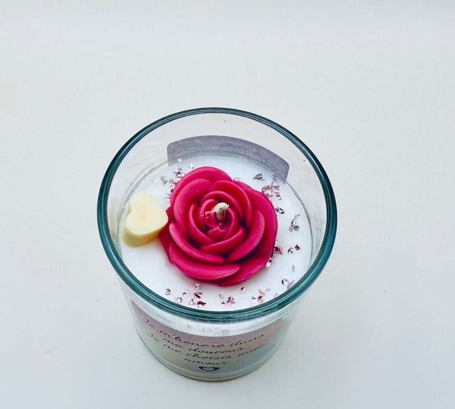 Bougie Fleur de l'Âme en verre, à la cire blanche ornée d’une rose rose sculptée et de pétales décoratifs