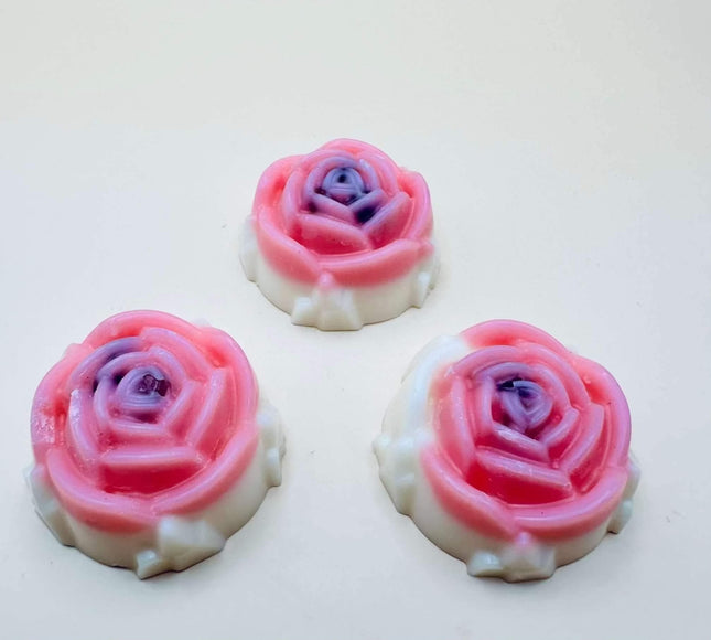 Fondant Améthyste en cire moulée en trois roses, avec des pétales rose vif, blancs et violets au centre.