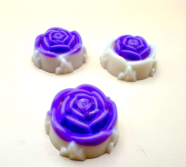 Fondant Quartz Rose en cire bicolore ivoire et violet, moulé en forme de roses avec des pétales en relief
