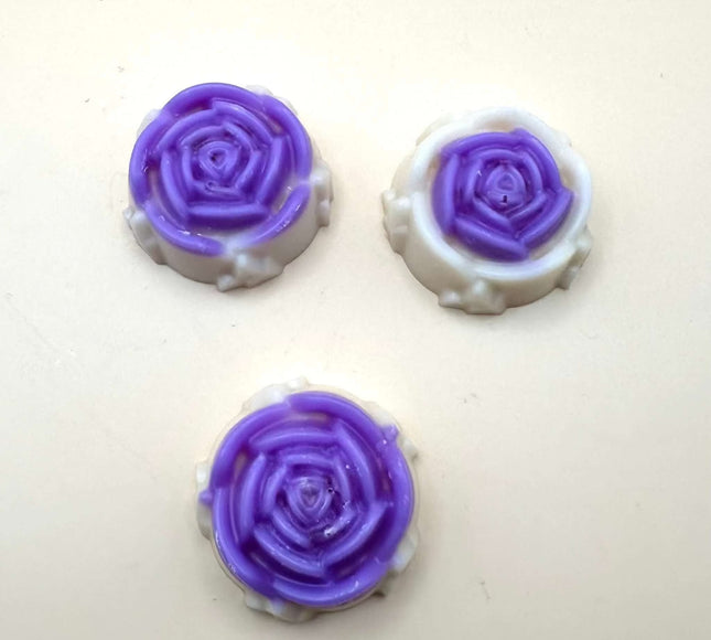 Fondant Quartz Rose en cire moulée en roses, avec des pétales violets et des bords blancs.