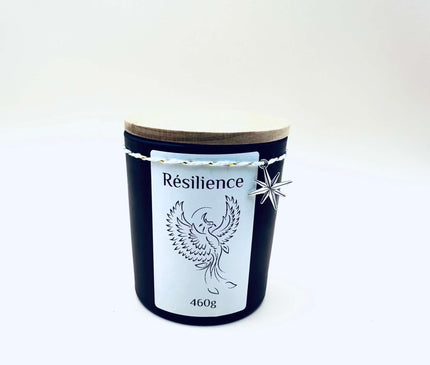 Bougie parfumée Résilience aux notes musquées et boisées dans un contenant en verre recyclable