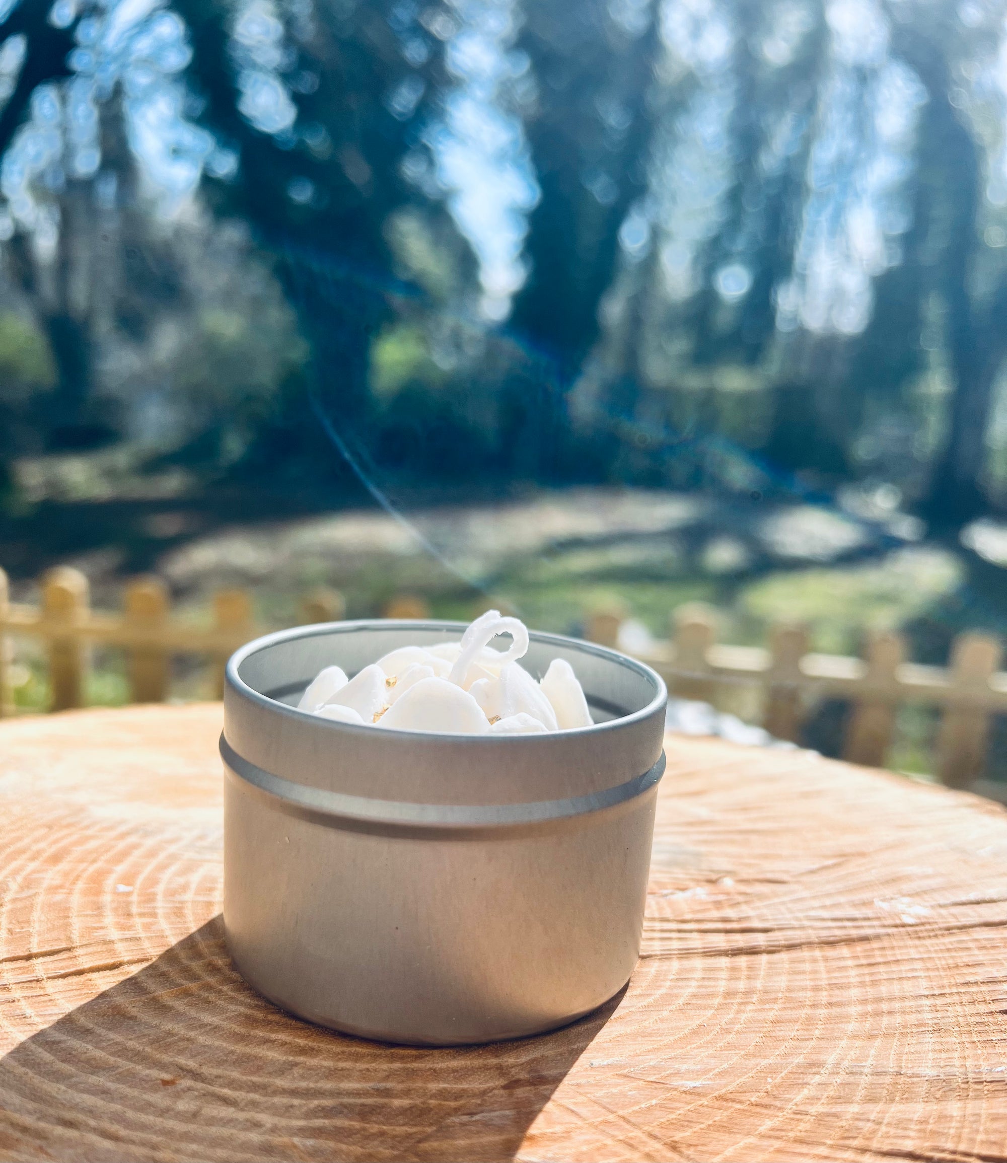 Pot de bougie Résilience avec un léger nuage de fumée, comme un souffle de bienveillance flottant dans l'air pur.