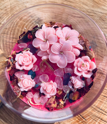 Bougie 'Féminin sacré' ornée de fleurs délicates en cire rose et de pierres semi-précieuses, un véritable bijou pour le bien-être intérieur.