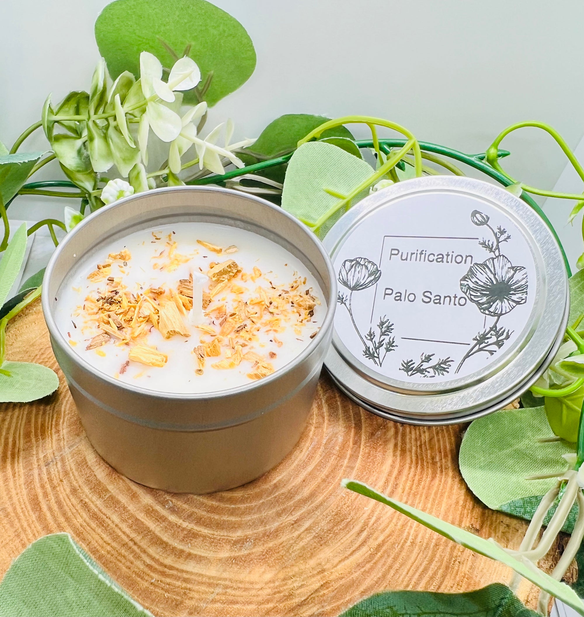 Bougie Palo Santo d'Onéotéa - Éveil des Sens, fabriquée avec de la cire de soja et parfum de Grasse, offrant purification et protection grâce à son essence de sauge et de Palo Santo. Cette bougie parfumée est idéale pour créer une atmosphère relaxante.