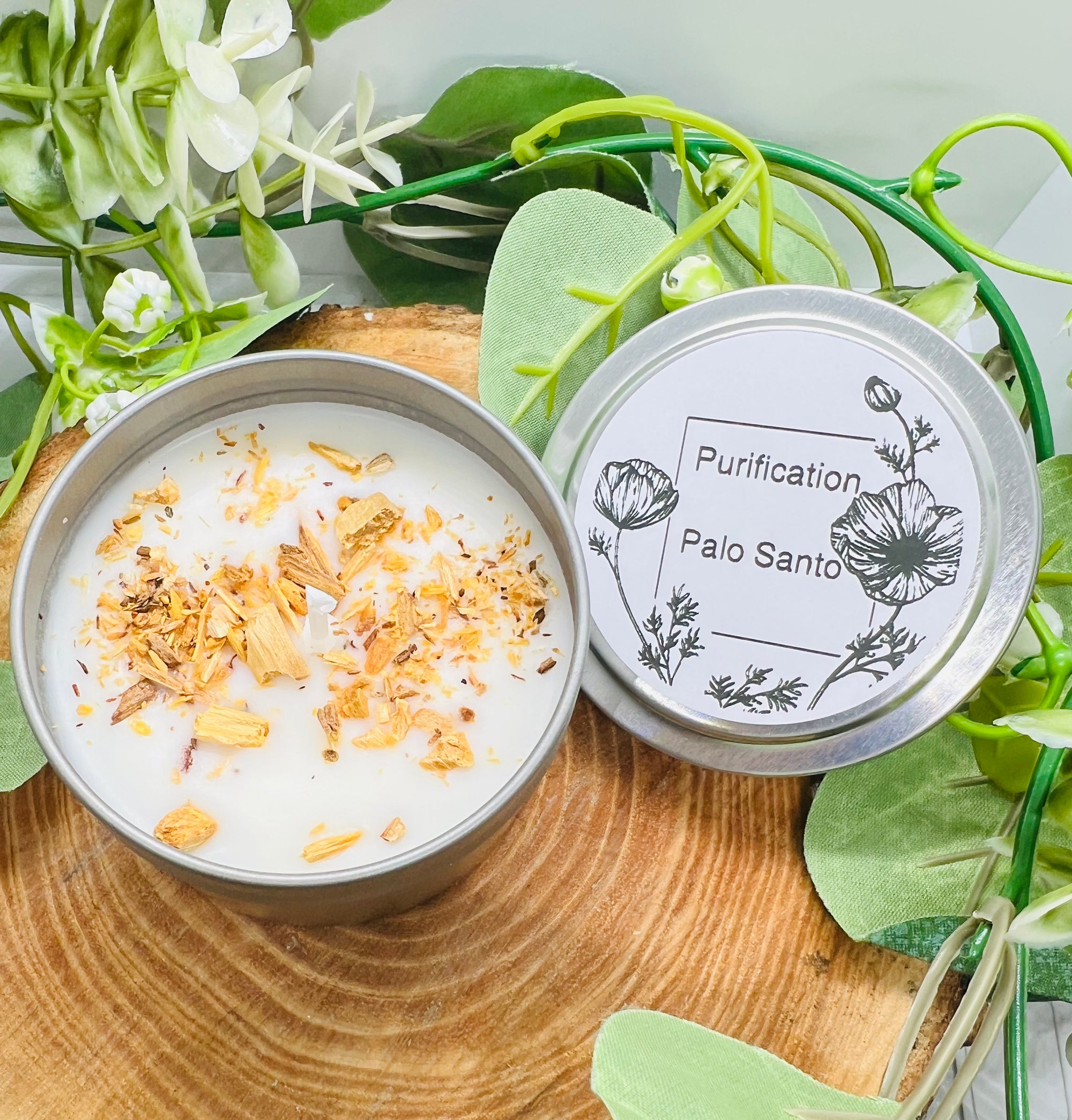 Bougie Palo Santo d'Onéotéa - Éveil des Sens, illuminée par les propriétés purifiantes et protectrices de la sauge et du Palo Santo. Conçue avec une cire de soja de haute qualité et parfum de Grasse, elle diffuse une ambiance apaisante.