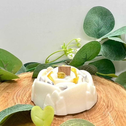 Bougie Mandala Confiance & Estime de Soi en cire ivoire, moulée en forme de fleur avec des pierres jaunes et blanches