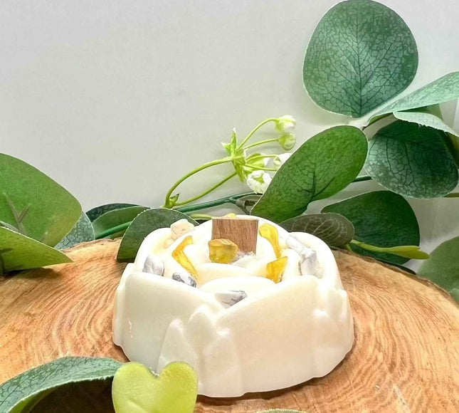 Bougie Mandala Confiance & Estime de Soi en cire ivoire, moulée en forme de fleur avec des pierres jaunes et blanches