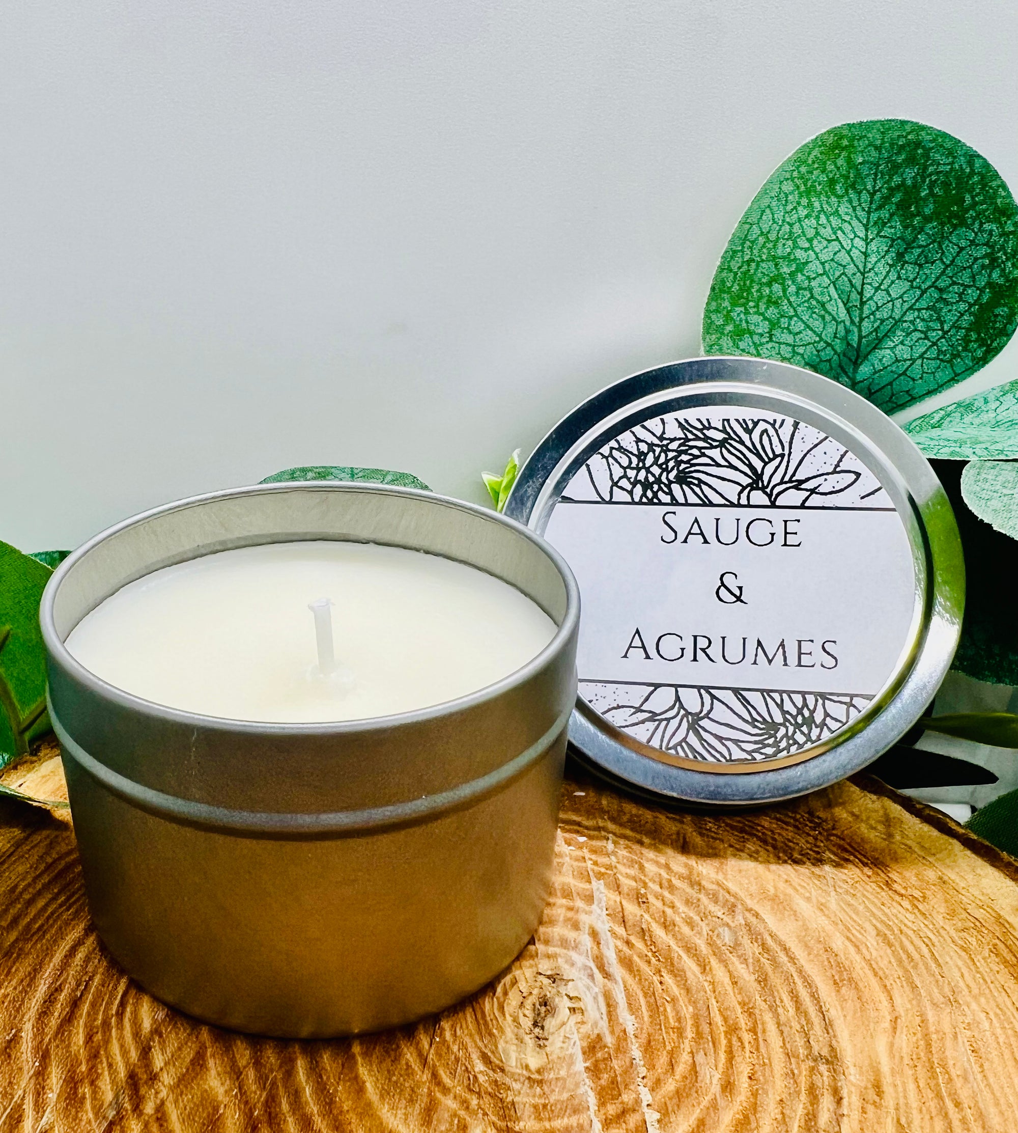 Bougie parfumée naturelle Sauge & Agrumes d'Onéotéa - Éveil des Sens. Éveillez vos sens avec cette bougie aux notes d'agrumes et de sauge, parfaite pour la purification et la protection.