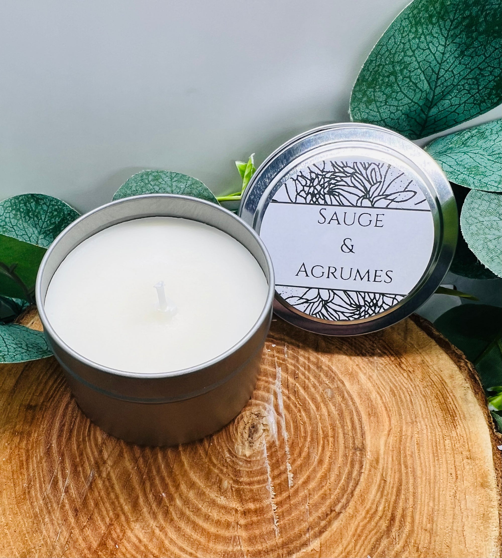 Découvrez la Bougie parfumée naturelle Sauge & Agrumes d'Onéotéa - Éveil des Sens. Une expérience de purification et protection avec un soupçon de fraîcheur agrume.