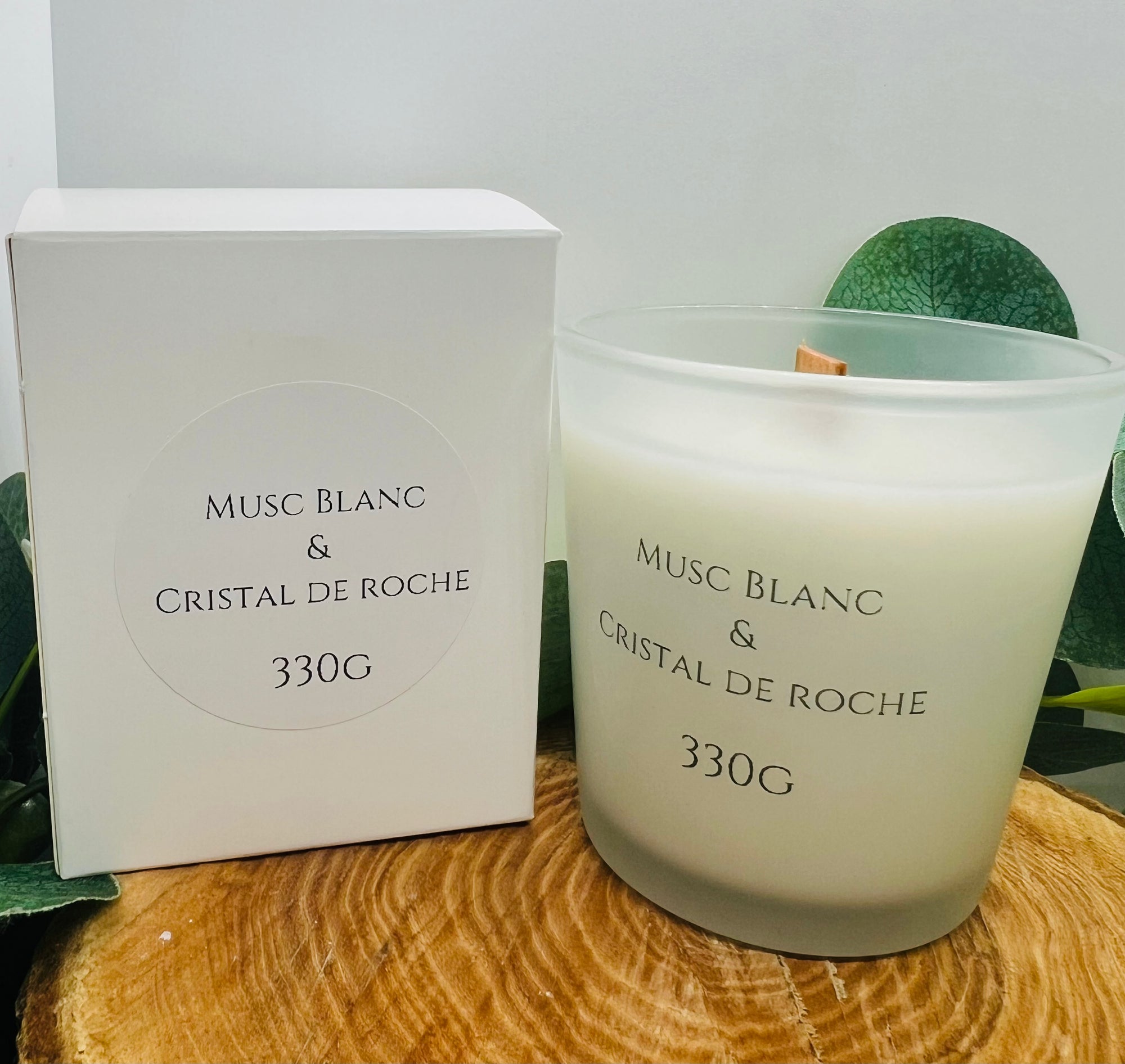 Bougie parfumée Musc Blanc & Cristal de Roche de Onéotéa - Éveil des Sens, mettant en avant un design sobre, évoquant la Voile de renaissance, symbole de force intérieure et d'apaisement. Cette bougie contient des éléments musc blanc et cristal de roche, apportant douceur et énergie.
