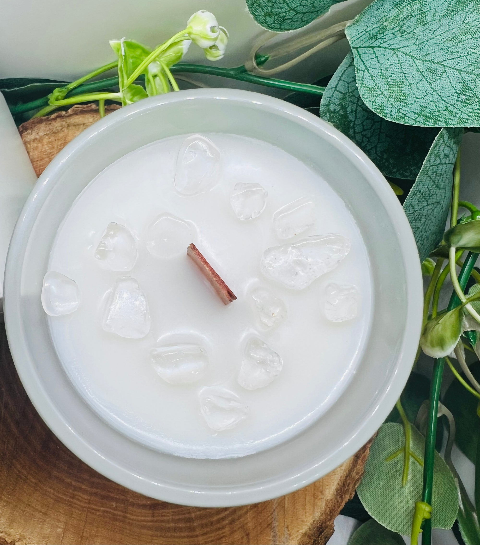 Vue du dessus de la bougie parfumée Musc Blanc & Cristal de Roche par Onéotéa - Éveil des Sens, montrant la surface ornée de cristal de roche et une mèche en bois. Un véritable rituel pour la Voile de renaissance, incarnant force intérieure et apaisement avec ses notes de musc blanc.