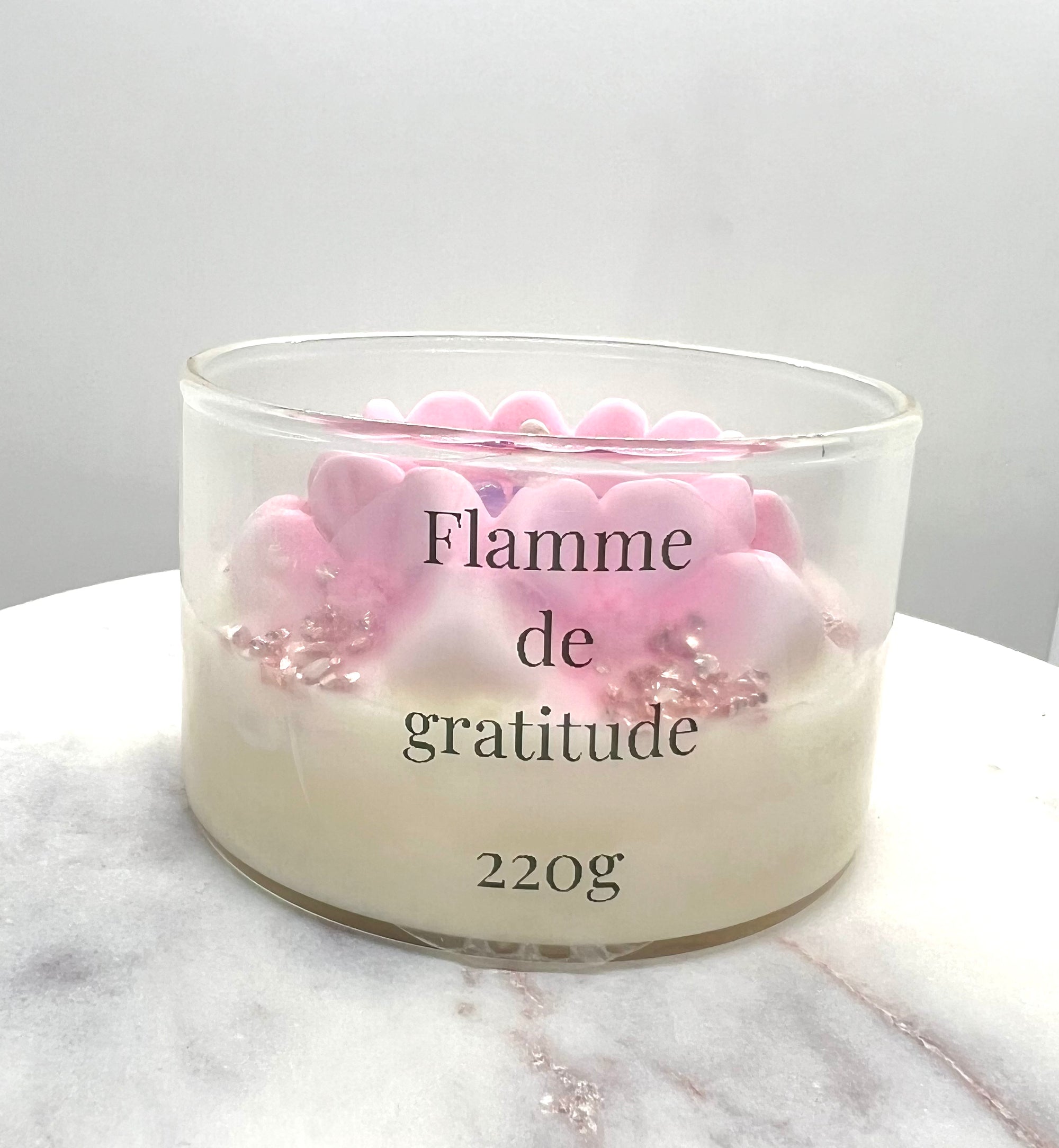 Bougie parfumée 'Flamme de Gratitude' d'Onéotéa, créée avec amour et garnie de cœurs en cire, 220g pour une ambiance sereine.