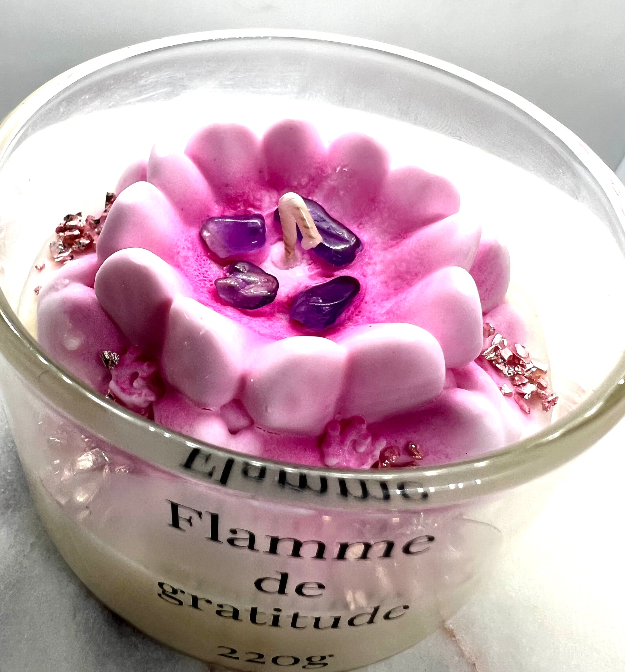 Bougie 'Flamme de Gratitude' d'Onéotéa, un chef-d'œuvre de bien-être délicat, avec une touche de magie améthyste.