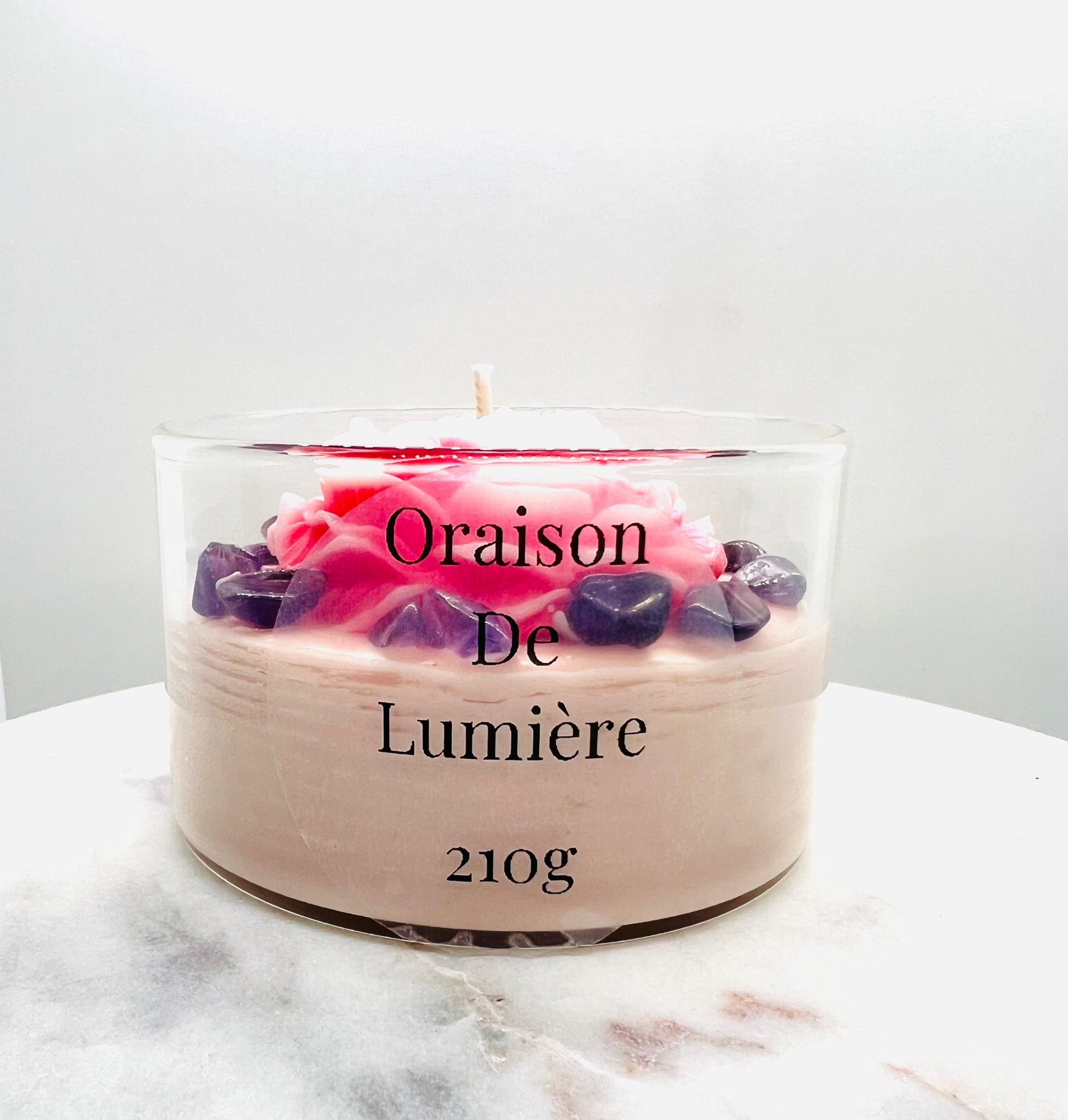 Vue latérale de la bougie parfumée 'Oraison de Lumière' par Onéotéa, mettant en avant son design élégant et les ornements en améthystes.