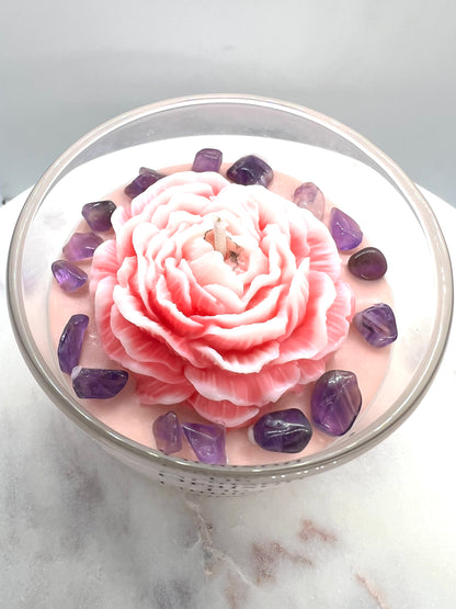 Vue aérienne de la bougie parfumée 'Oraison de Lumière' par Onéotéa, montrant la belle rose de cire et les pierres d'améthyste, une véritable œuvre d'art olfactive.