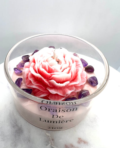 Bougie parfumée 'Oraison de Lumière' par Onéotéa, ornée d'une magnifique rose en cire et de pierres d'améthyste, offrant une touche orientale et musquée.