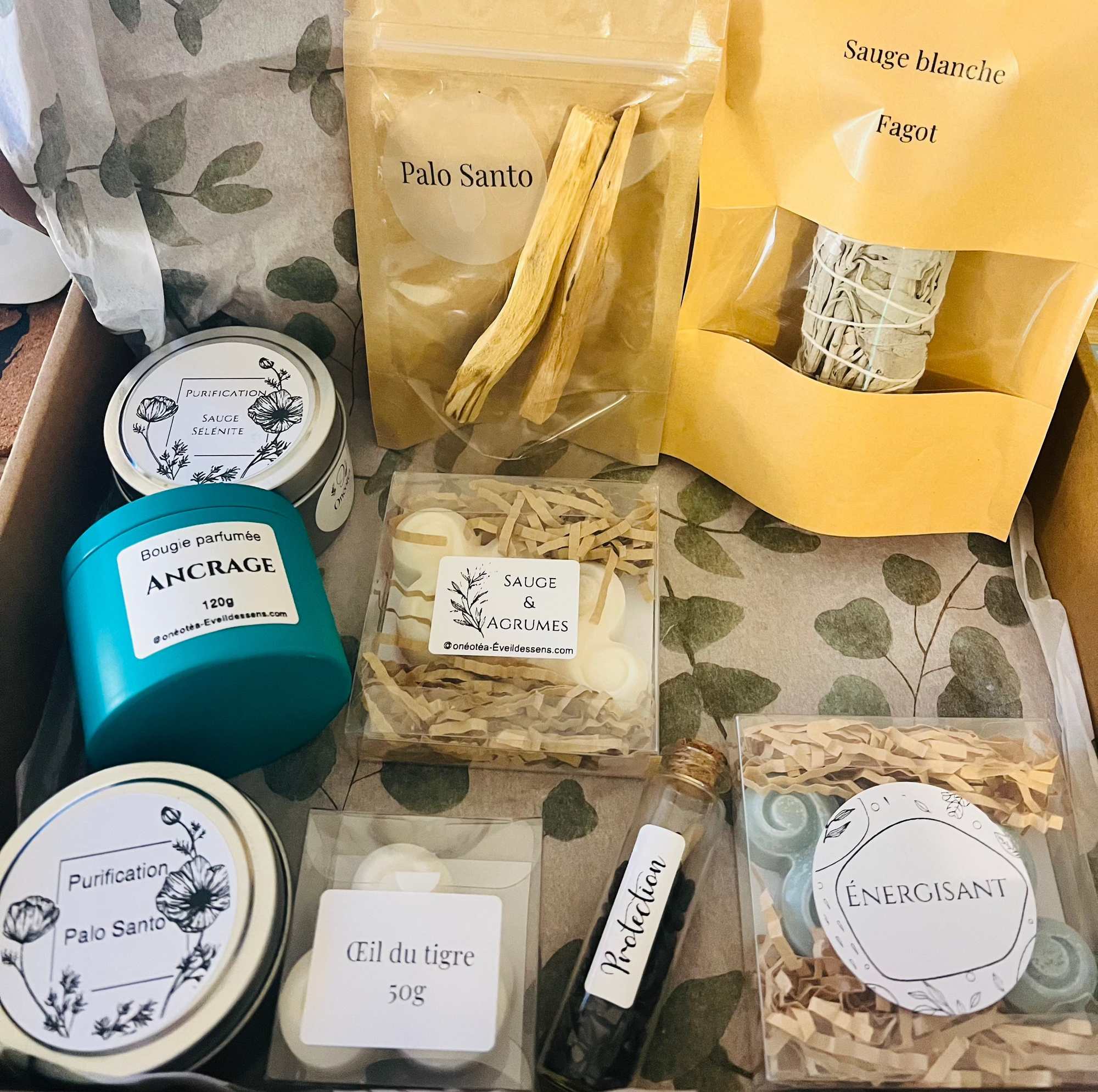 Box de Purification Énergétique d'Onéotéa, contenant des bougies, fondants, Palo Santo et Sauge blanche, idéale pour purifier votre espace et votre esprit.