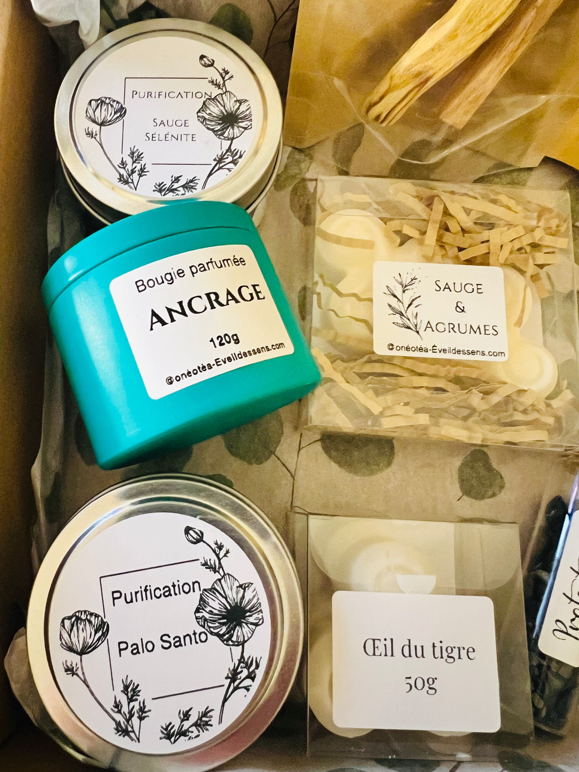 Détail de la Box Purification Énergétique d'Onéotéa montrant des bougies parfumées et des fondants revigorants, parfaits pour enraciner votre énergie.