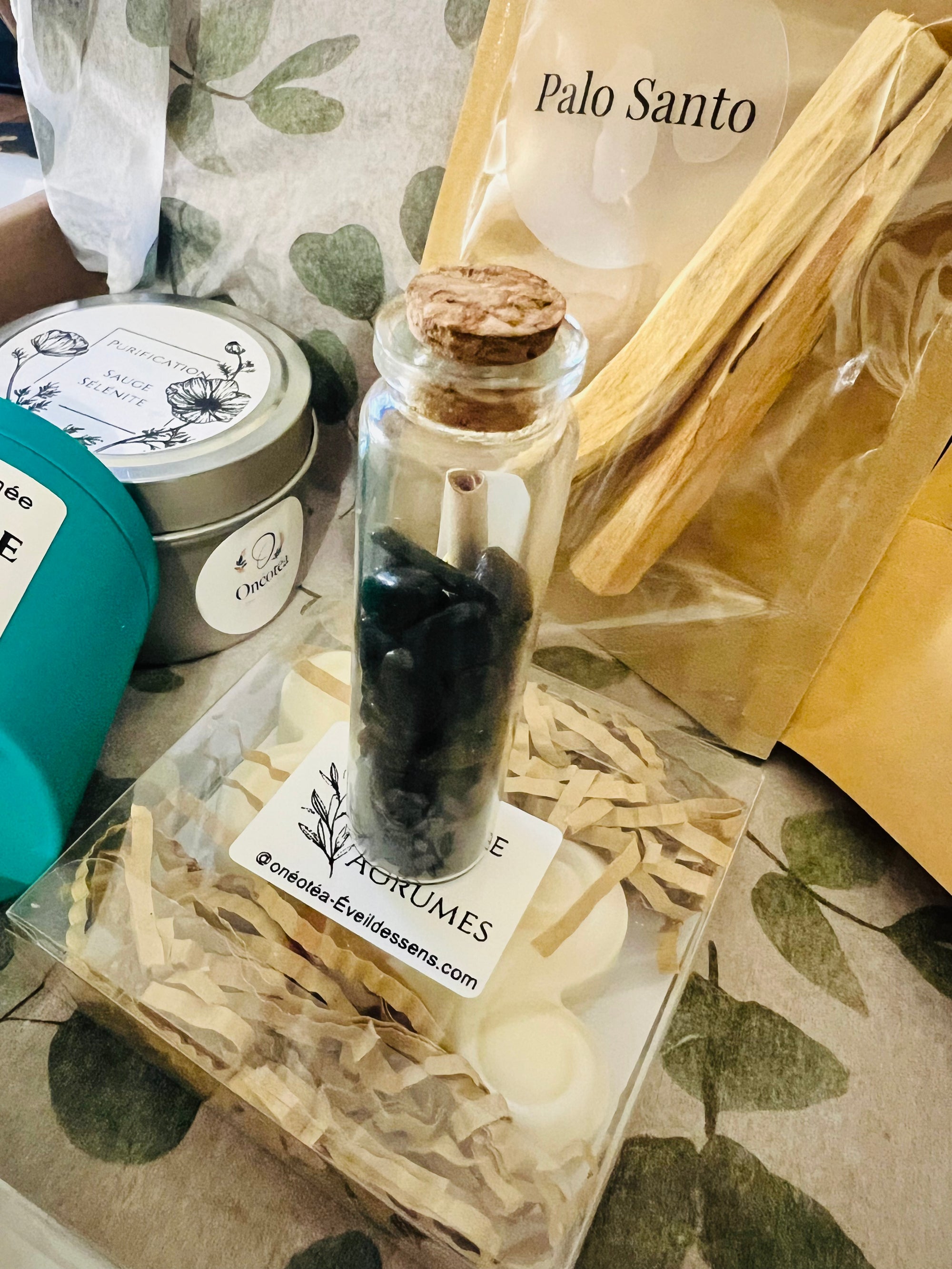 L'élégance de la Box Purification Énergétique d'Onéotéa révélé, incluant des cristaux de protection, pour un équilibre spirituel parfait.