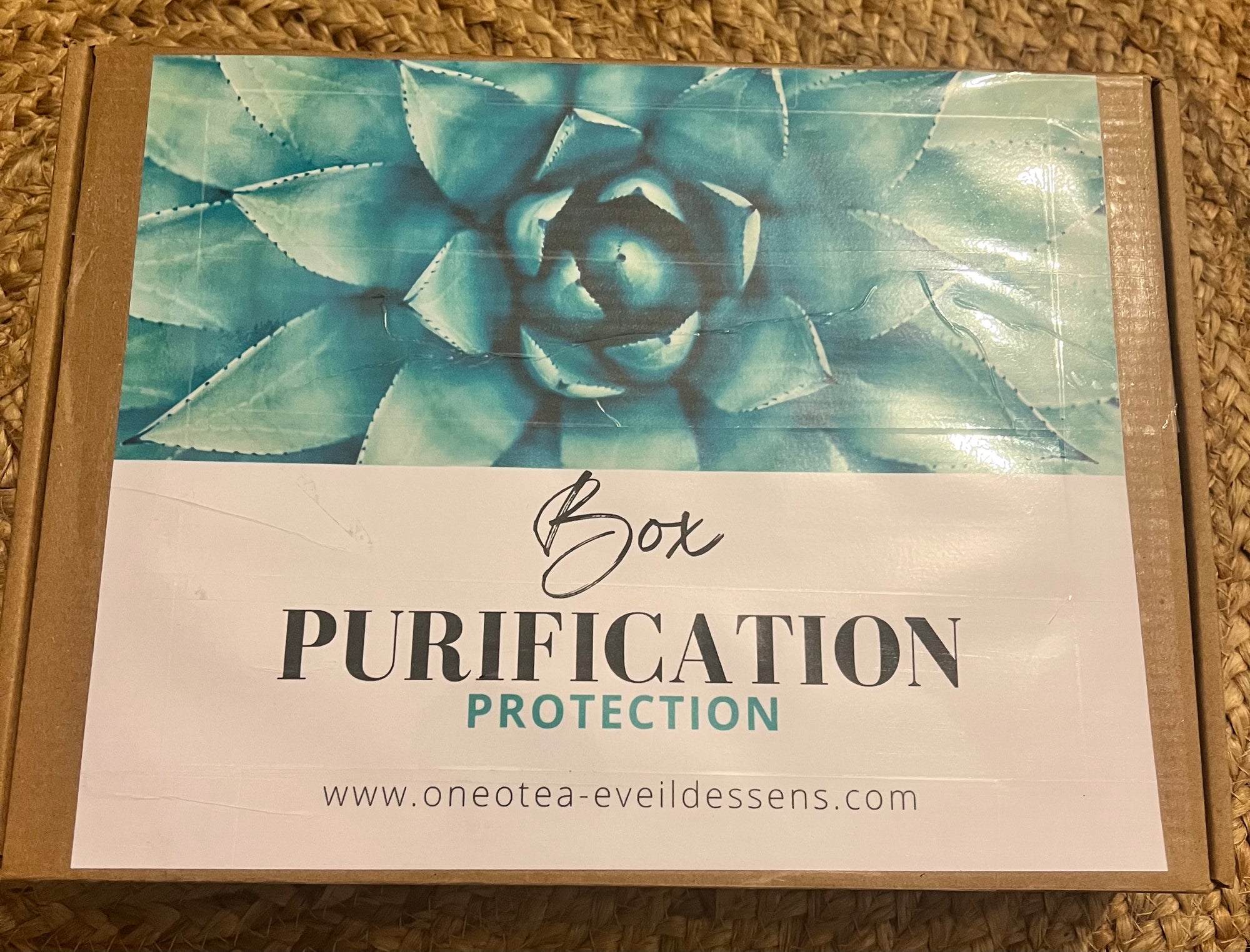 Boîte élégante de Purification Énergétique d'Onéotéa, un joli packaging pour une expérience spirituelle optimale.