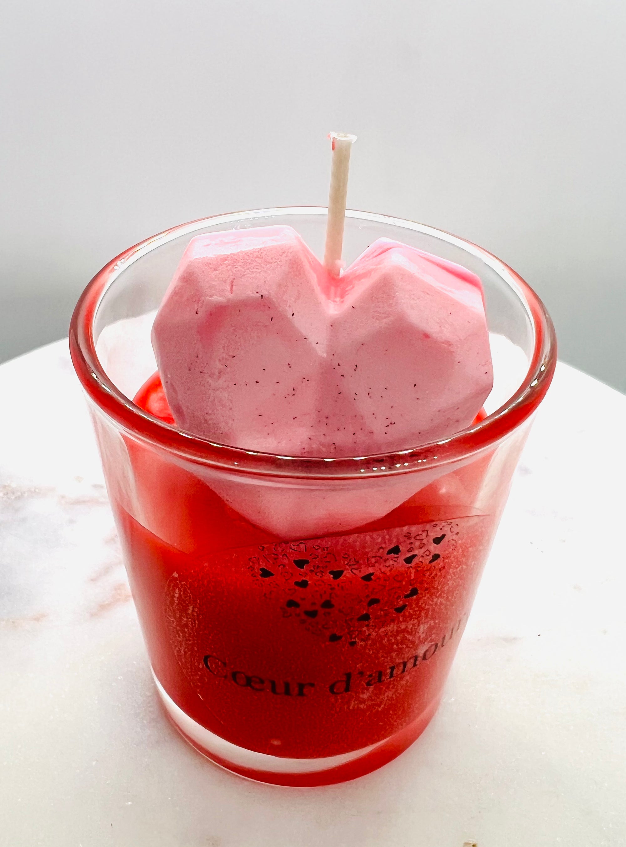 Bougie parfumée Coeur d'amour d'Onéotéa - Éveil des Sens, mettant en avant un cœur rose sur le sommet, idéale pour créer une atmosphère romantique et relaxante.