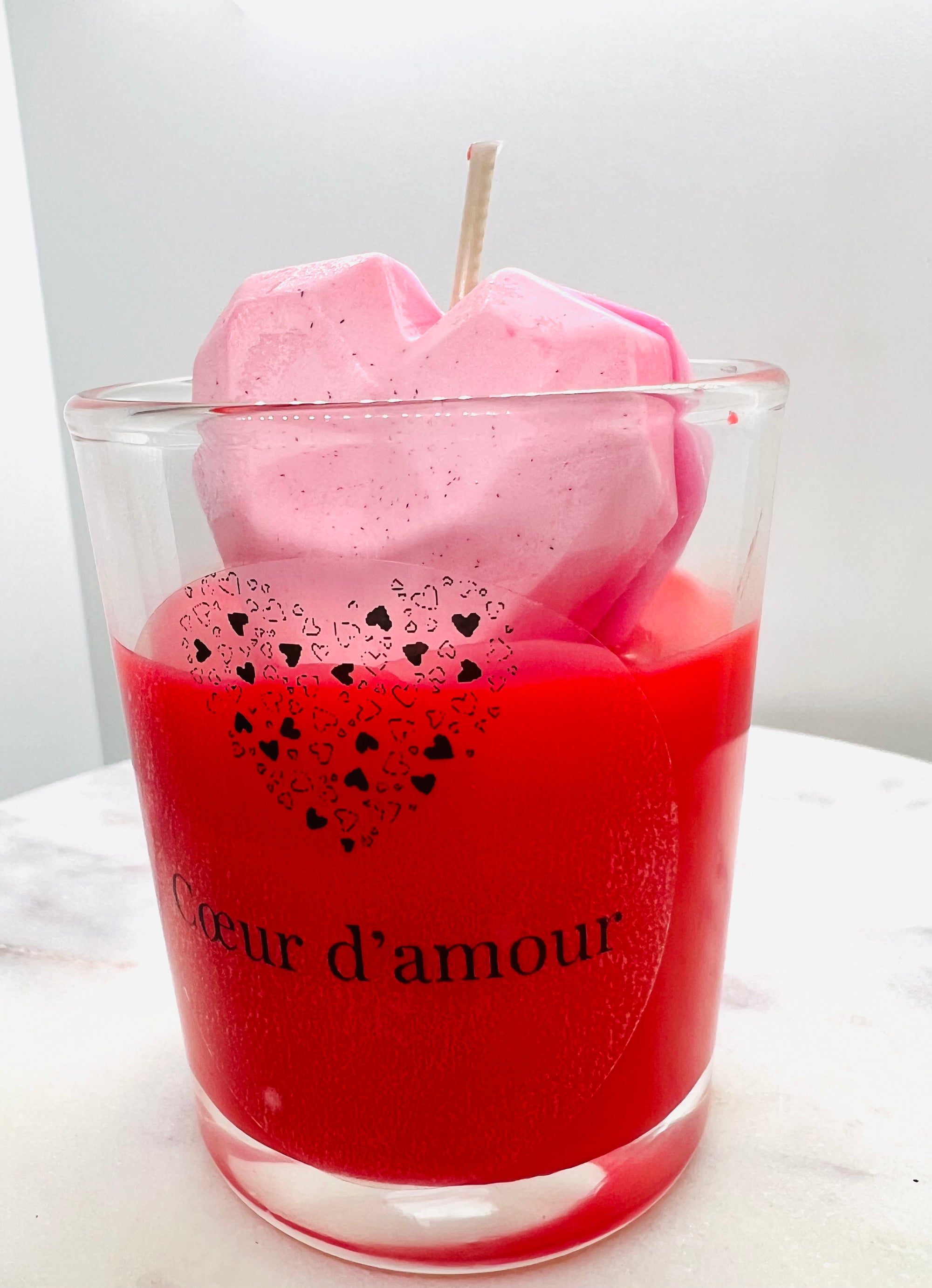 Bougie parfumée Coeur d'amour d'Onéotéa - Éveil des Sens, affichant un design élégant avec une bougie rouge et un cœur rosé, parfaite pour un cadeau ou un moment de bien-être.