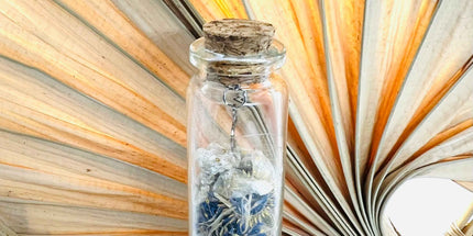 Fiole de Divination – Pierre de Lune, Bleuet, Benjoin & Mantra