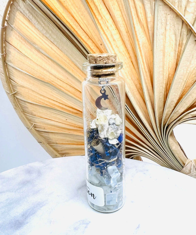 Fiole de Divination – Pierre de Lune, Bleuet, Benjoin & Mantra