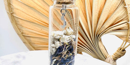 Fiole de Divination – Pierre de Lune, Bleuet, Benjoin & Mantra