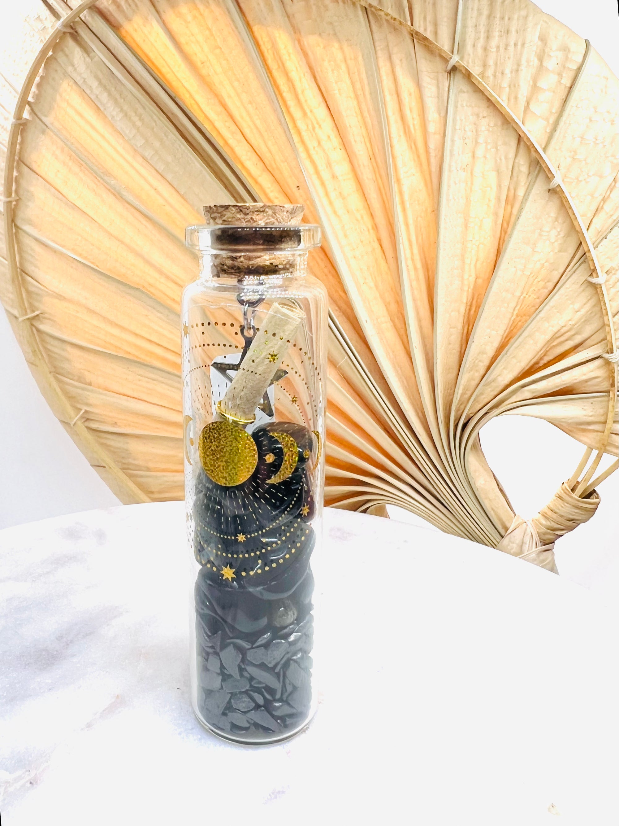 Fiole de protection chic d'Onéotéa – Éveil des Sens, avec une belle synergie de shungite et d'obsidienne, équipée d'un mantra pour chasser les énergies négatives et attirer la sérénité.