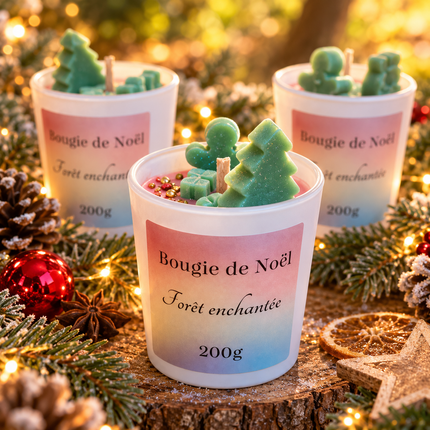 Bougie Forêt Enchantée en cire blanche, décorée de formes de sapin et de gui vertes, dans un gobelet étiqueté.