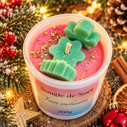 Bougie Forêt Enchantée en cire rose dans un pot blanc, décorée de motifs verts et de paillettes dorées.