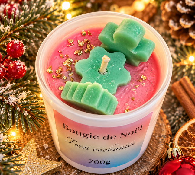 Bougie Forêt Enchantée en cire rose dans un pot blanc, décorée de motifs verts et de paillettes dorées.