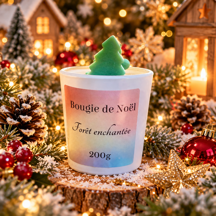 Bougie Forêt Enchantée dans un pot en verre blanc, étiquette pastel et décoration en cire verte en forme de sapin.
