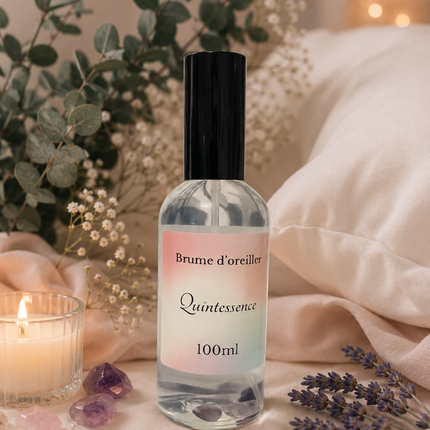 Brume d’Oreiller Fleur d’Oranger en flacon transparent de 100 ml, étiquette rose pâle Quintessence et bouchon noir.