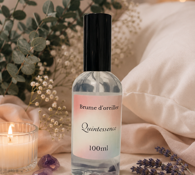 Brume d’Oreiller Fleur d’Oranger en flacon transparent de 100 ml, étiquette rose pâle Quintessence et bouchon noir.