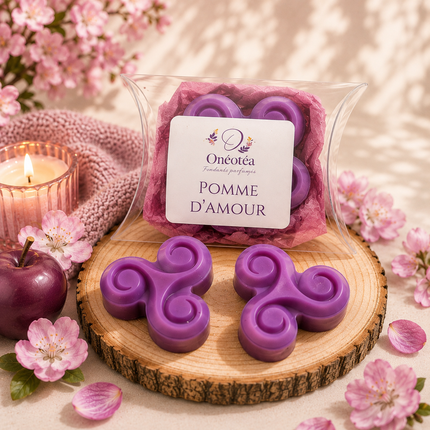 Fondant Pomme d’amour violet en cire, moulé en forme de trèfle à quatre cœurs, présenté avec son étiquette Onéotéa
